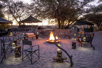 Meno A Kwena Camp Meno A Kwena Camp: Kinder beobachten Buschmänner