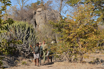 Muddy Teak Camp: Guide mit einer Gruppe von Gästen