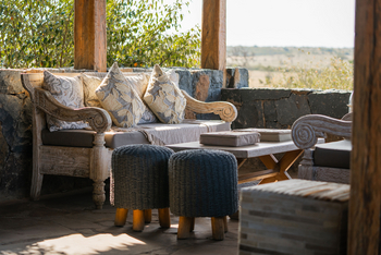 Naboisho Camp: Sofa in der Pool Lounge