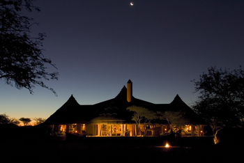 Okonjima Luxury Bush Camp: Mond über der Suite
