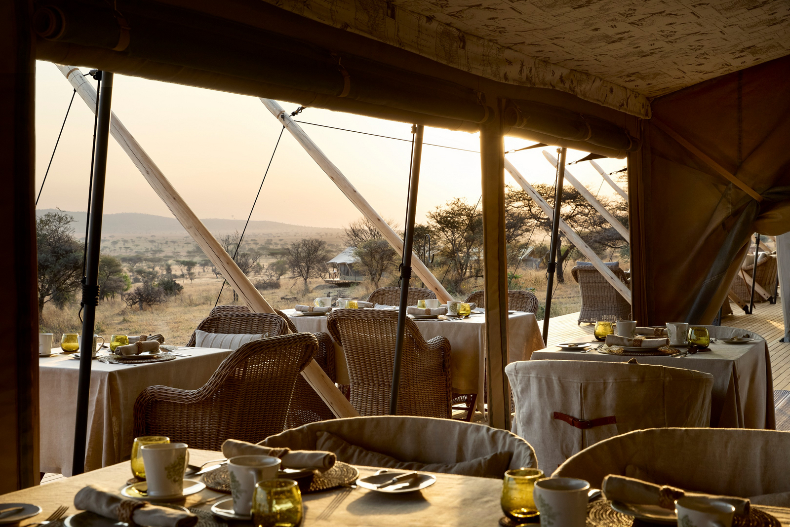 Out of Africa Legend by Laba Explorer Out of Africa Legend by Laba Explorer: Essenszelt bei Sonnenuntergang