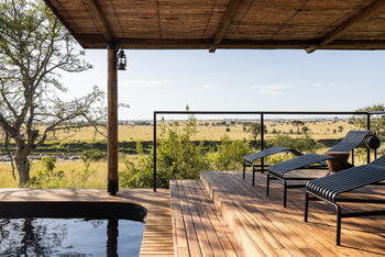 Singita Mara River Tented Camp: Liegestühle am Pool
