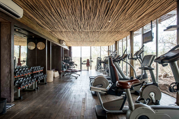 Singita Sweni Lodge: Fitnessraum mit Hanteln und Panoramafenstern