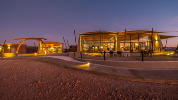 The Desert Grace: Restaurant und Metallbögen