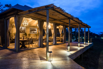 The River Camp: Abendliches Speisedeck unter Canvasdach mit Laternen