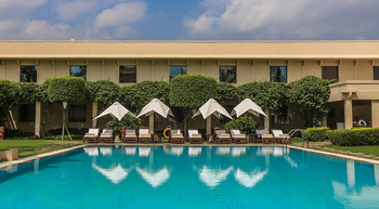 The Trident, Agra: Sonnenschirme am Pool
