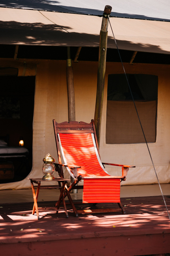 Elewana Elephant Pepper Camp Elewana Elephant Pepper Camp: Sessel auf der Veranda