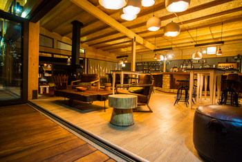 Kalahari Anib Lodge: Bar mit Sitzecke