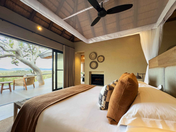 Madikwe Hills Private Game Lodge: Schlafzimmer mit Naturtönen und Moskitonetz