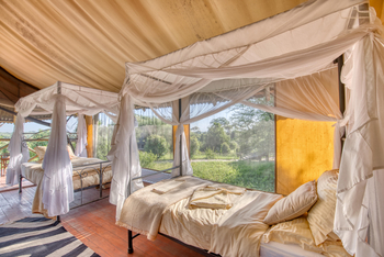 Mbali Mbali Tarangire River Camp: Moskitonetze über den Betten