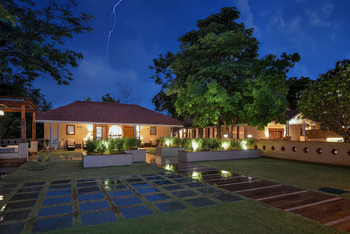 Meru Vann: Innenhof bei Nacht