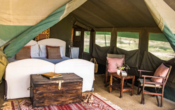 Olaado Camp: Doppelbett und Sessel