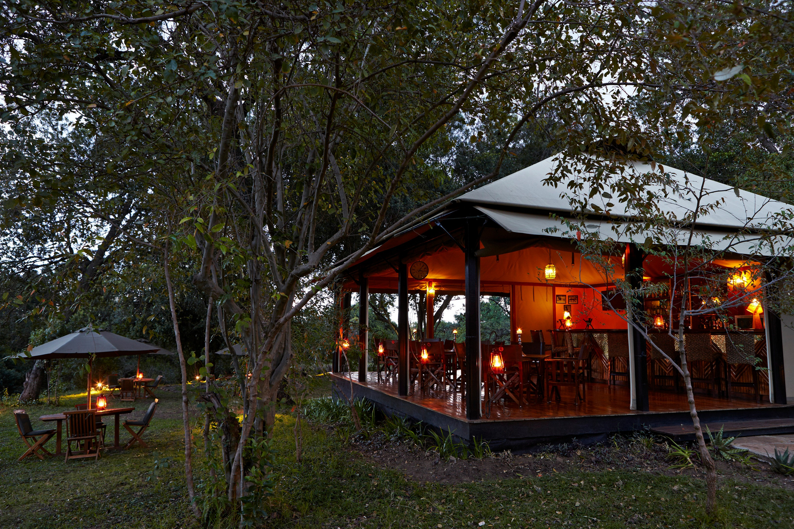 Olare Mara Kempinski Olare Mara Kempinski: Esstische vor Bar