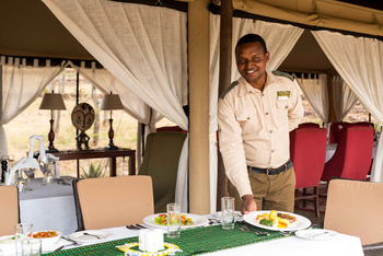Ole Serai Camp Moru Kopjes: Mitarbeiter im Speisebereich