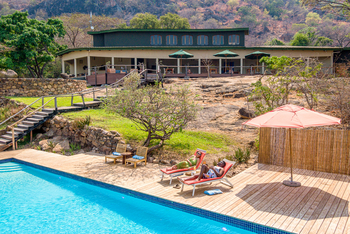 Pumulani Lodge: Pool und Lodge