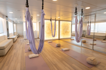 Scenic Eclipse II: Luft-Yoga-Studio mit Matten und hinterleuchteter Wand
