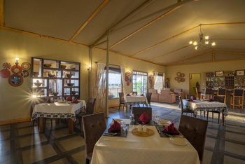 Serengeti Mara River Camp: Essbereich mit Bar