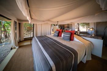 Tena Tena Camp Tena Tena Camp: Gästezelt - Kissen auf dem Bett