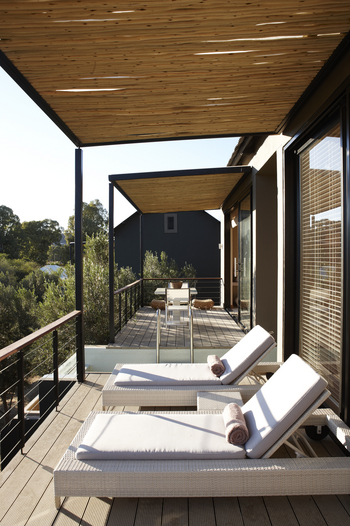 The Olive Exclusive: Außenbereich mit Sonnenliegen und Pool