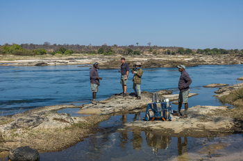 Toka Leya Camp Toka Leya Camp: Kaffee am Wasser