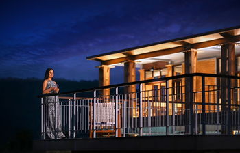 Waghoba Eco Lodge: Terrasse in der Nacht