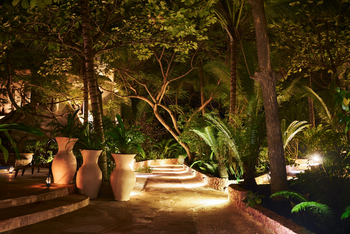 Xanadu Villas: Beleuchtete Wege