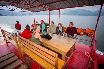 Chameleon Hill Forest Lodge: Reisegruppe auf Boot