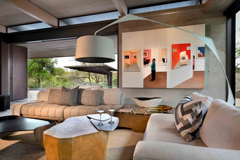 Cheetah Plains: Elegante Lounge mit Holztisch und Martinigläsern