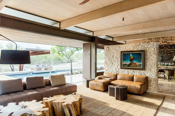 Cheetah Plains Mapogo House: Lounge mit offener Fassade