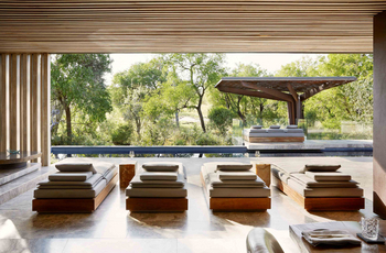Cheetah Plains: Offene Safari-Lounge mit vier Polstersesseln