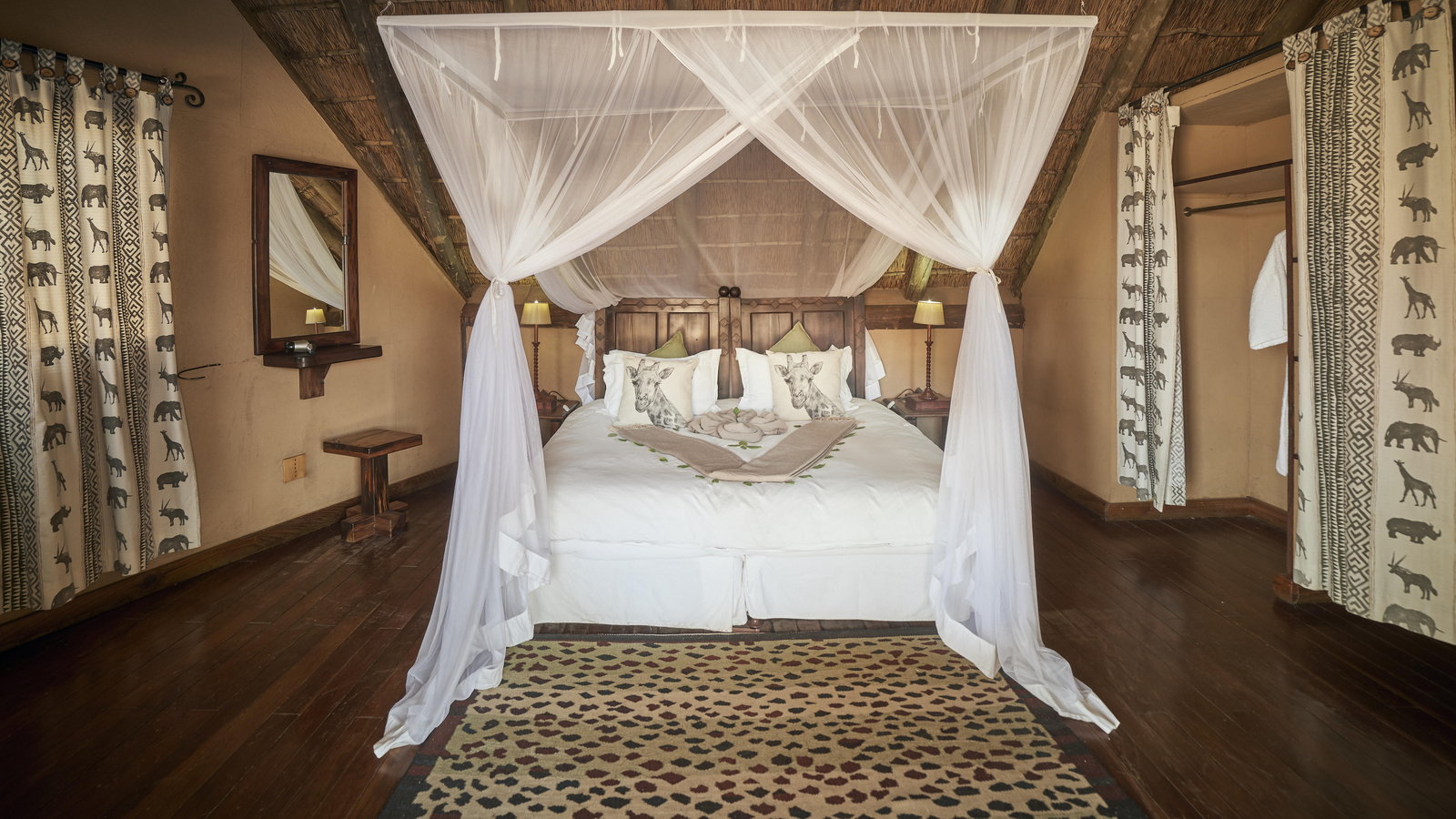 Deception Valley Lodge Deception Valley Lodge: Doppelbett mit Moskitonetz