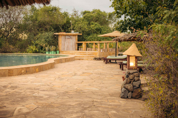 KIA Lodge: Poolbereich mit Sonnenliegen