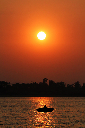 Kaav Safari Lodge: Coracel vor der untergehenden Sonne