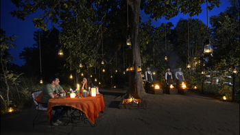 Kanha Earth Lodge: Dinner im Freien