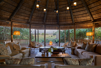 Kuyenda Bushcamp: Lagerfeuer vor der Lounge