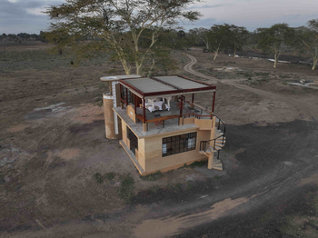 Lion House Sleep-out: Dachbett und Spindeltreppe