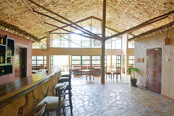 Mahogany Springs Safari Lodge: Bar