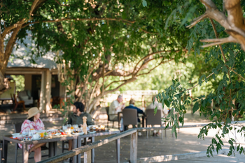 Muzimu Lodge: Schattige Terrasse