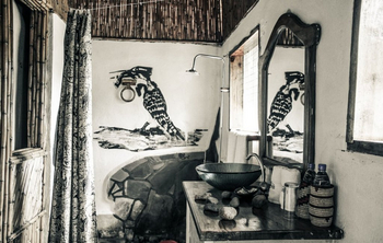 Primate Lodge: Bad mit Eisvogel-Deko