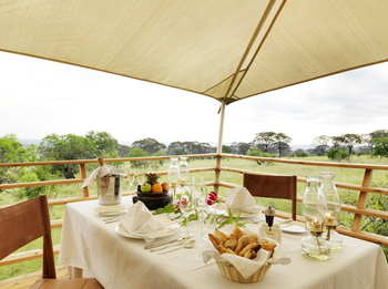Serengeti Bushtops: Lunch Table