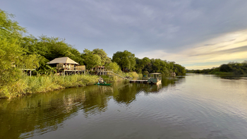 Shametu River Lodge: Anlegesteg