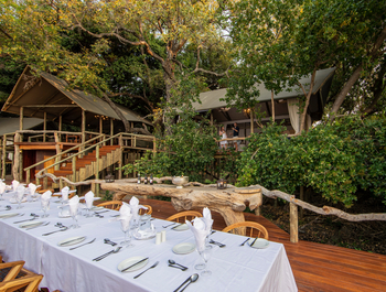 Shinde Lodge Shinde Lodge: Tisch vor der Lodge