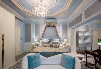 The Claridges: Taubenblaues Himmelbett