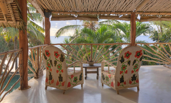 Alfajiri Villas Alfajiri Villas: Terasse mit Sesseln Beach Villa