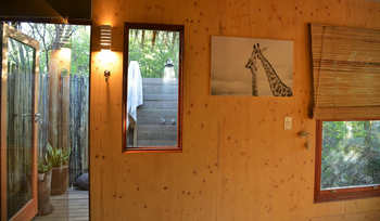 Chobe Bakwena Lodge Chobe Bakwena Lodge: Riverview Chalet - Tür zum Außenbad