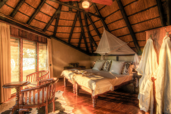 Chobe Savanna Lodge: Bett mit Moskitonetz