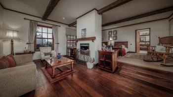 Elewana The Manor at Ngorongoro: Parkettfußboden