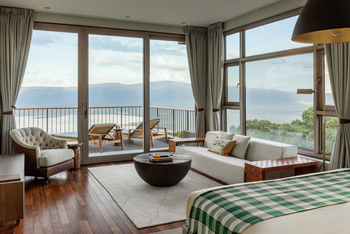 Ngorongoro Lodge Melia Collection: Ngorongoro Suite Wohnzimmer und Balkon