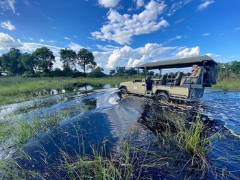 North Island Okavango Camp North Island Okavango Camp: Fahrt durch tiefes Wasser