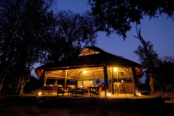 Nsefu Camp: Beleuchtetes Hauptgebäude